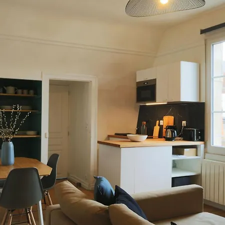 Let's Take A Walk In The Woods Apartment *